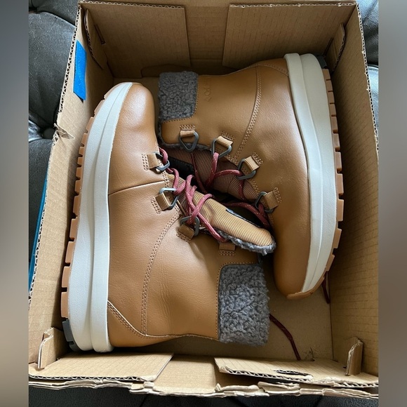Columbia Shoes - New In Box!! Women’s Columbia Boot In Cognac Size 8